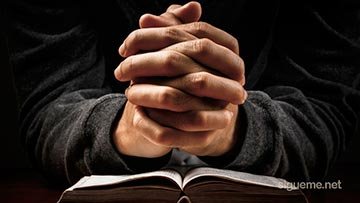 Hombre cristiano orando a Dios sobre su Biblia