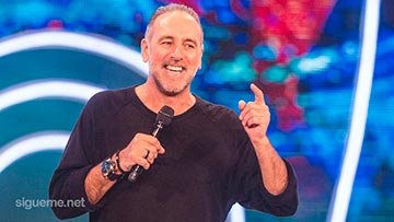 El Pastor Brian Houston predicando en la iglesia de Hillsong