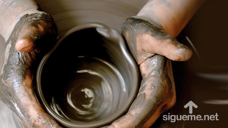 vaso de barro en la rueda del alfarero