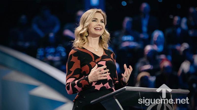 Victoria Osteen predicando en Lakewood Church