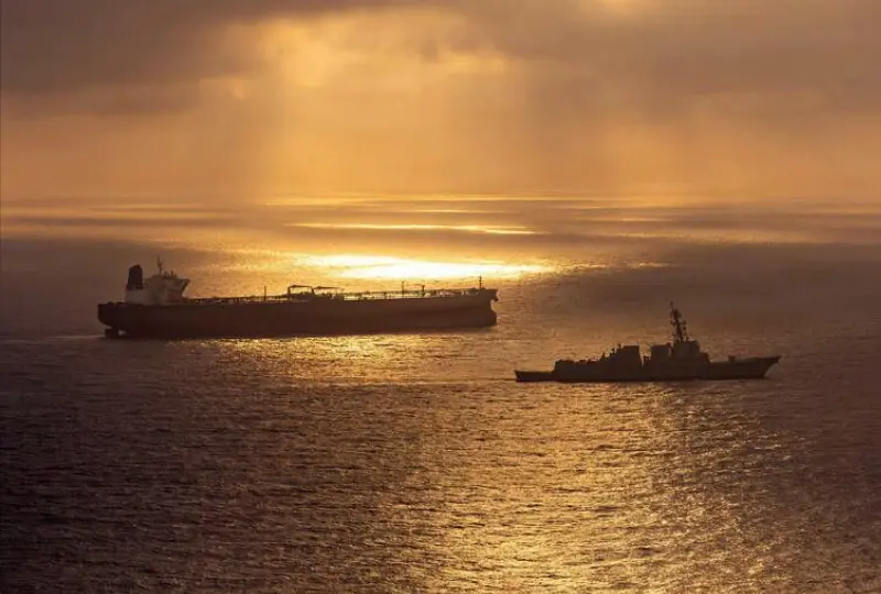 Fotografía de la Armada de los Estados Unidos, publicada el 8 de mayo de 2026 por la Oficina de Asuntos Públicos del Comando Central de los Estados Unidos, muestra al destructor de misiles guiados de la clase Arleigh Burke, USS Rafael Peralta (DDG 11